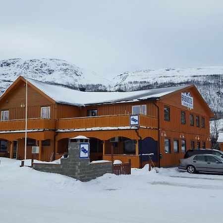 Henriksen Gjestestue Sørkjosen Buitenkant foto