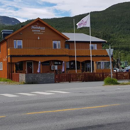 Henriksen Gjestestue Sørkjosen Buitenkant foto