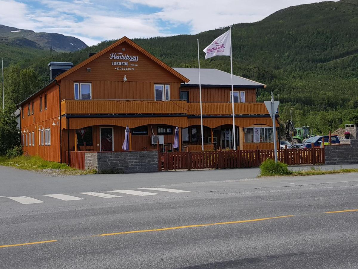 Henriksen Gjestestue Sørkjosen Buitenkant foto