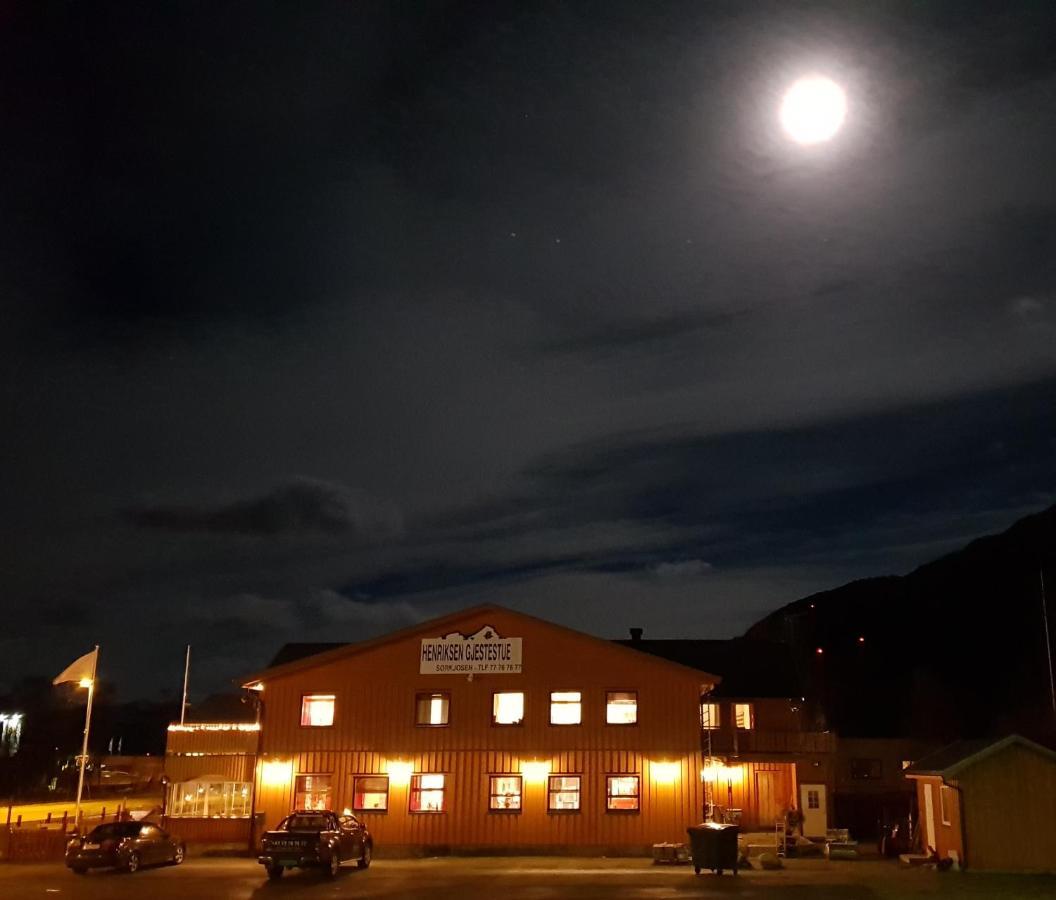 Henriksen Gjestestue Sørkjosen Buitenkant foto